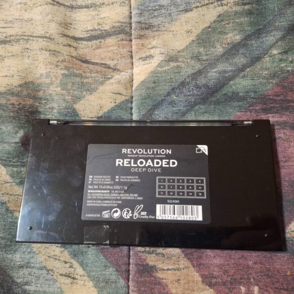 ✨ Revolution Reloaded – “Deep Dive” Eyeshadow Palette ✨ - Picture 3 of 3